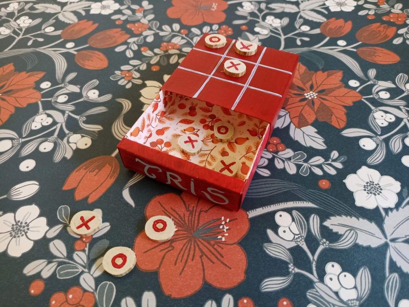 gioco del tris con scatolina di recupero